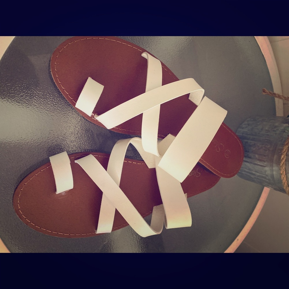White flat sandals with toe loop